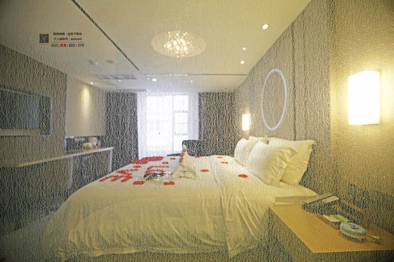 这一家酒店有门童，叫“白手套”。