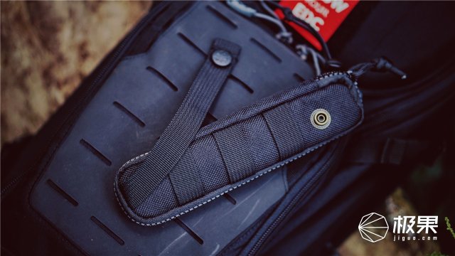 这盒子还没手掌大，里面的工具却比工具箱还全，野外保命全靠它