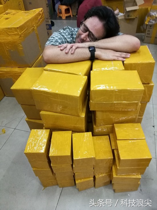 美国人看深圳华强北,华强北黑色无人机