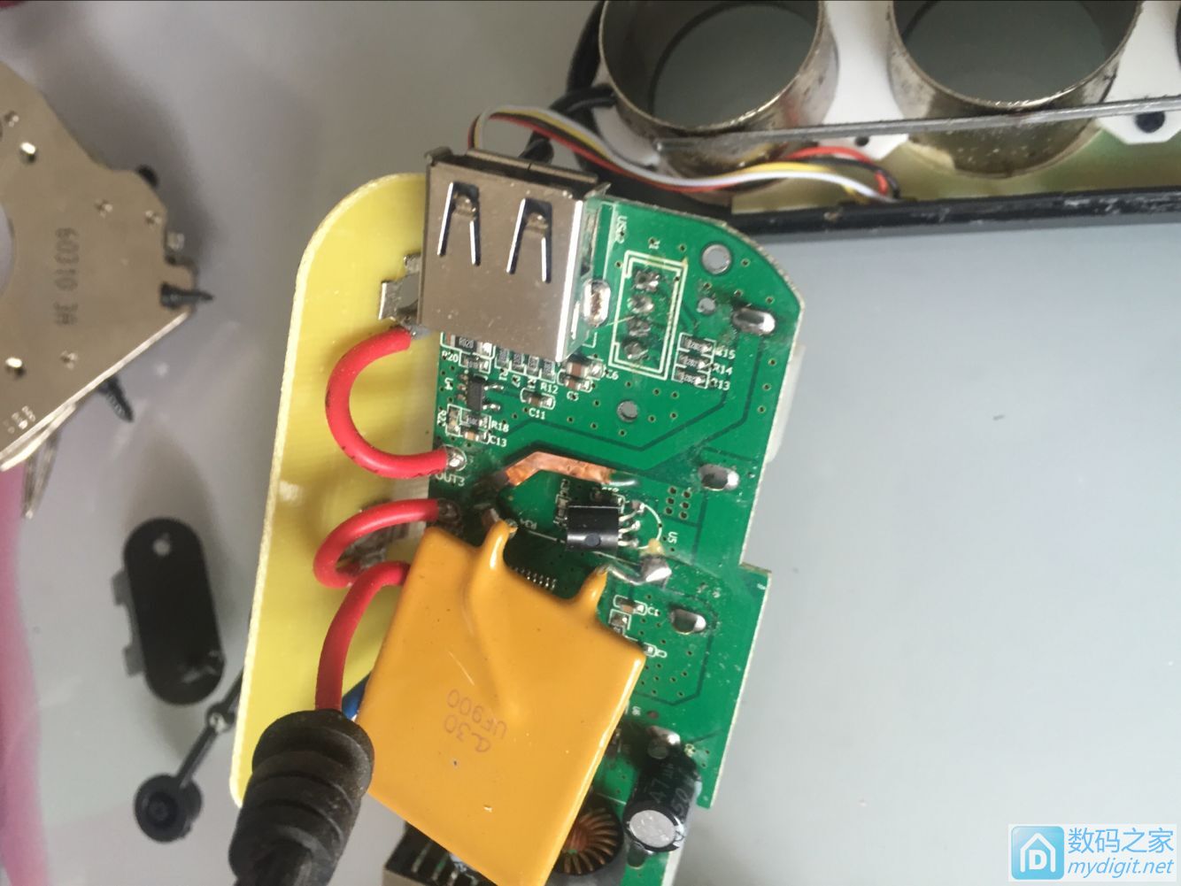 先科车充拆解,先科车载一拖三充电器维修