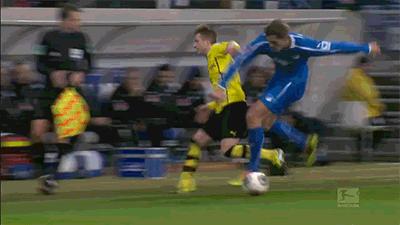 动作夸张搞笑的足球裁判,足坛中与裁判的十个搞笑瞬间