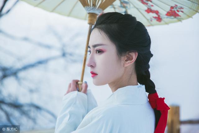 小说：龙卷风刮来两个*男美**，伤重严重，她救人救到底，打猎供养