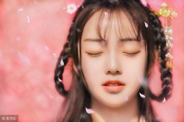 小说：每次都给母后带成箱的礼物，可她真正渴望的，是他的陪伴