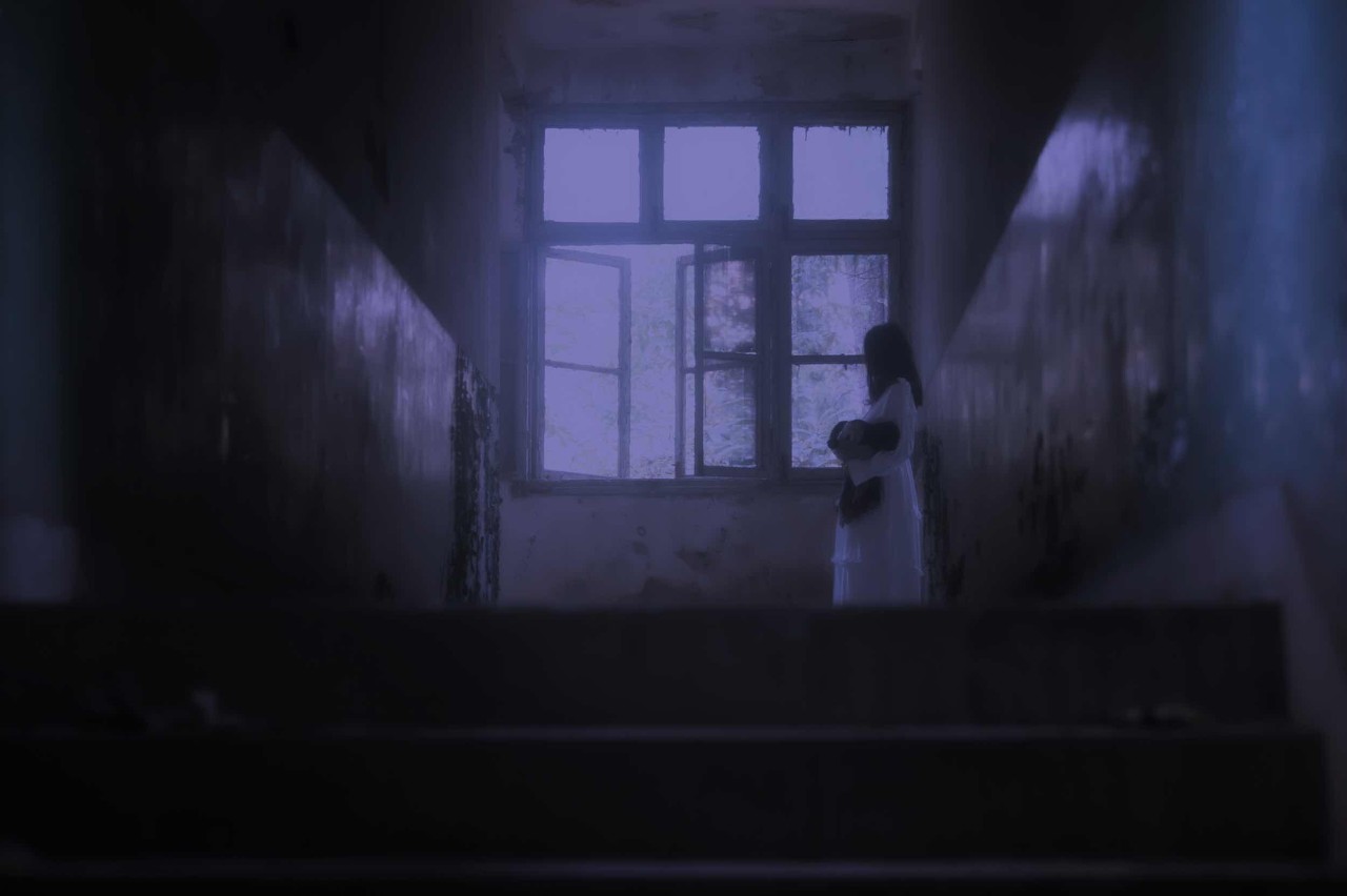 小说：老同学怕他半路逃跑，偷了他的身份证，他哭笑不得