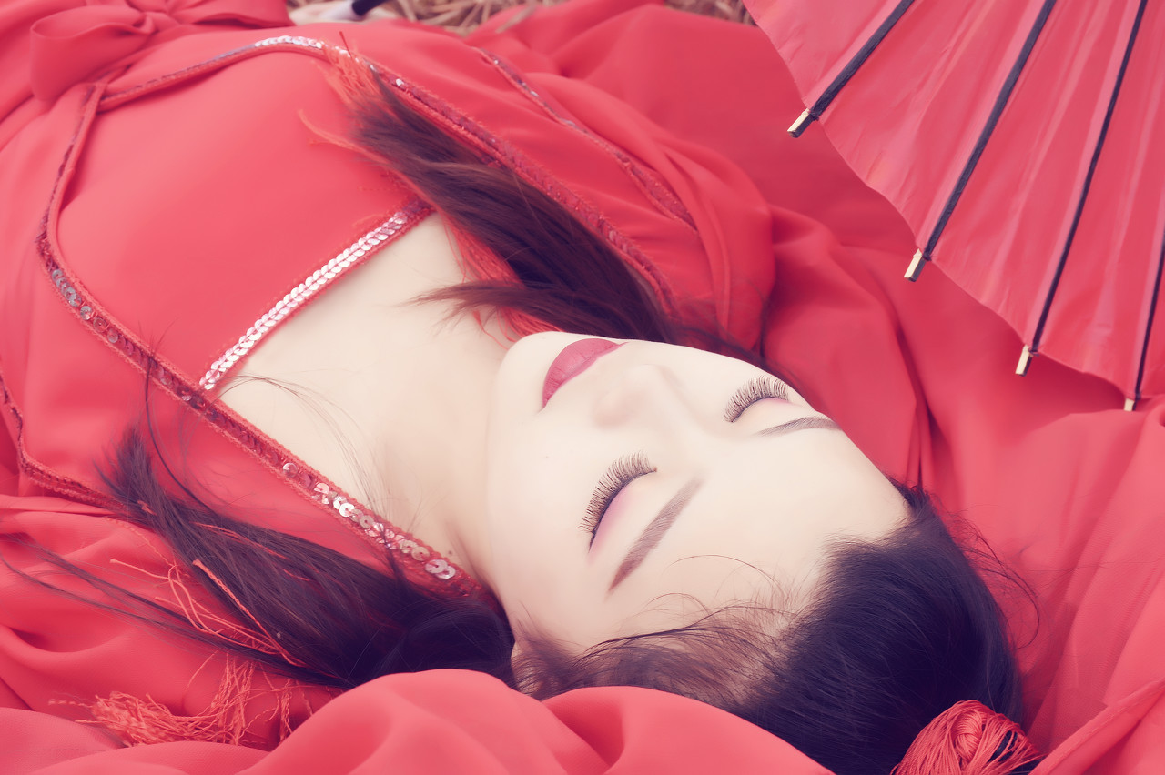 小说：他骑瘦马而来，与各镖师都打上一个回合，随后就停手跳开了