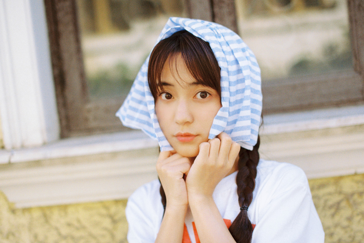 小说：靠着自己超高的手枪技术，打服了队员，获得队长的位置