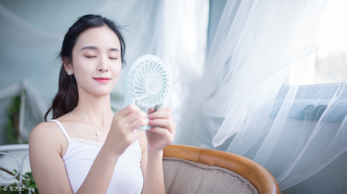 小说：四大家族欺辱小伙，小伙淡淡一笑：拿我战神令过来