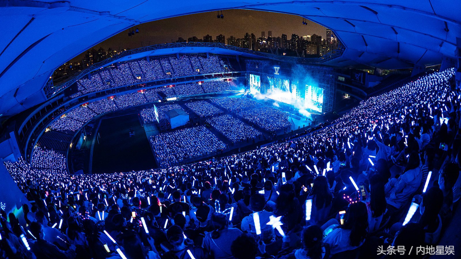 张杰演唱会大型蹦迪现场带墨镜,张杰鸟巢演唱会和明星一起蹦迪