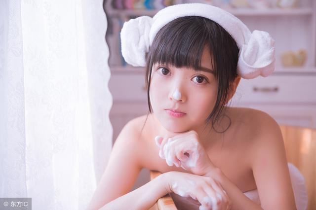 小伙对美女一见钟情小说,小伙追美女多年小说