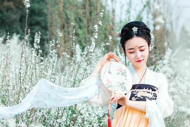 小说：萌娃被千金小姐摸了摸头，他竟然大喊非礼，众人全笑倒