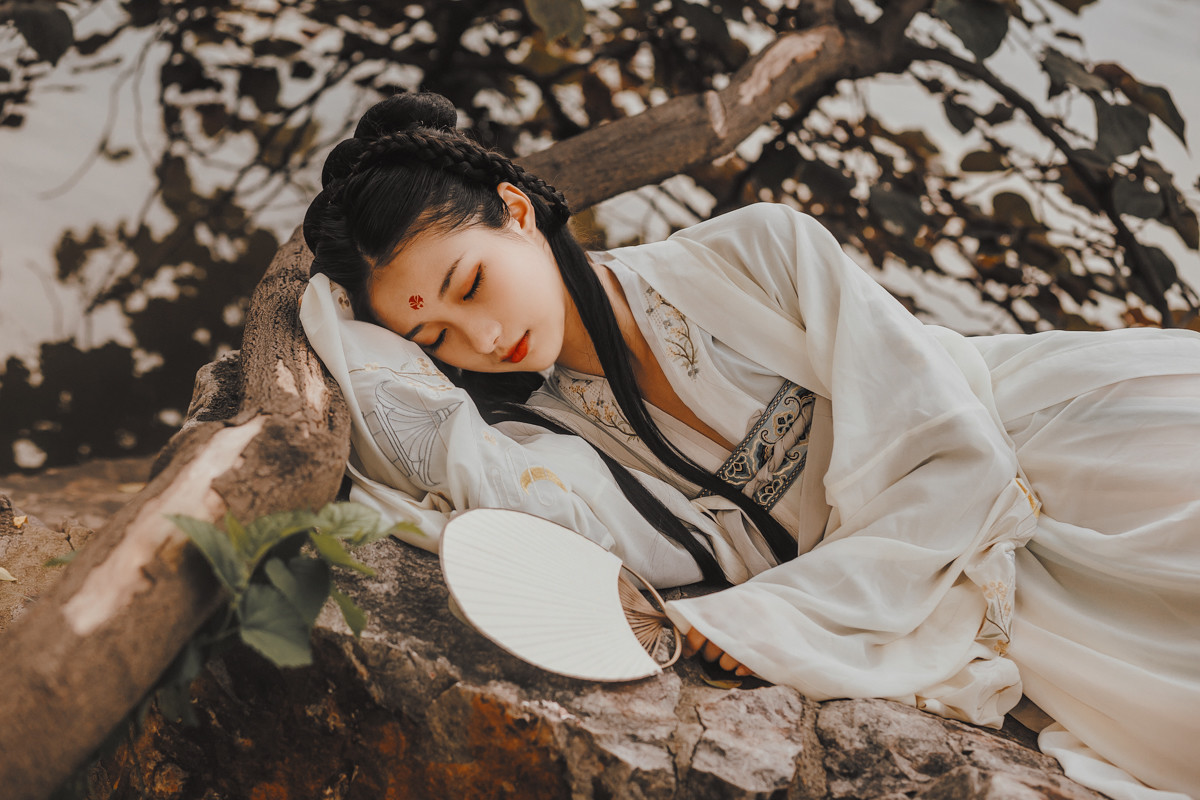 小说:孩子设计让女子去庭院,引起男子注意