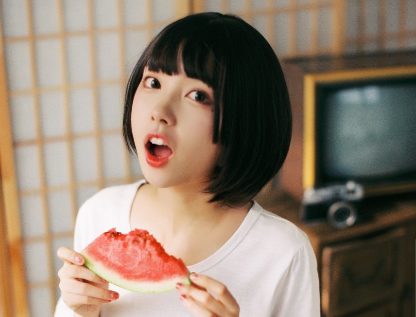 要想追到一个女孩子必须要靠眼神,要想追女生首先得搞定闺蜜