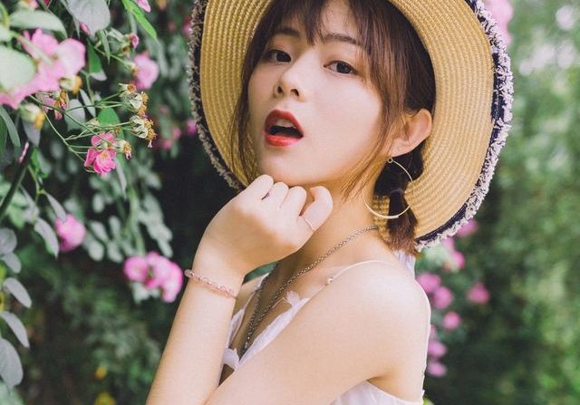 小说：混混偷看村花洗澡，没想到被村花的妈妈看到，当即被打