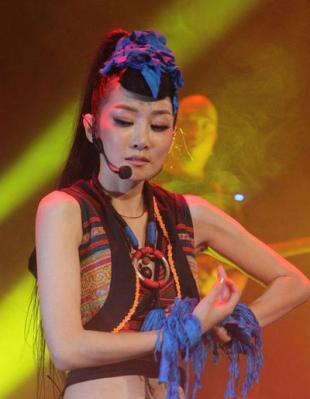 萨顶顶被网红怼到哭,网红点评专业歌手萨顶顶