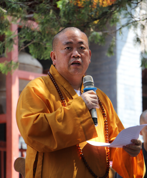 不吃斋念佛,坐豪车、搞房产,释永信“*宗罪七**”背后的真相