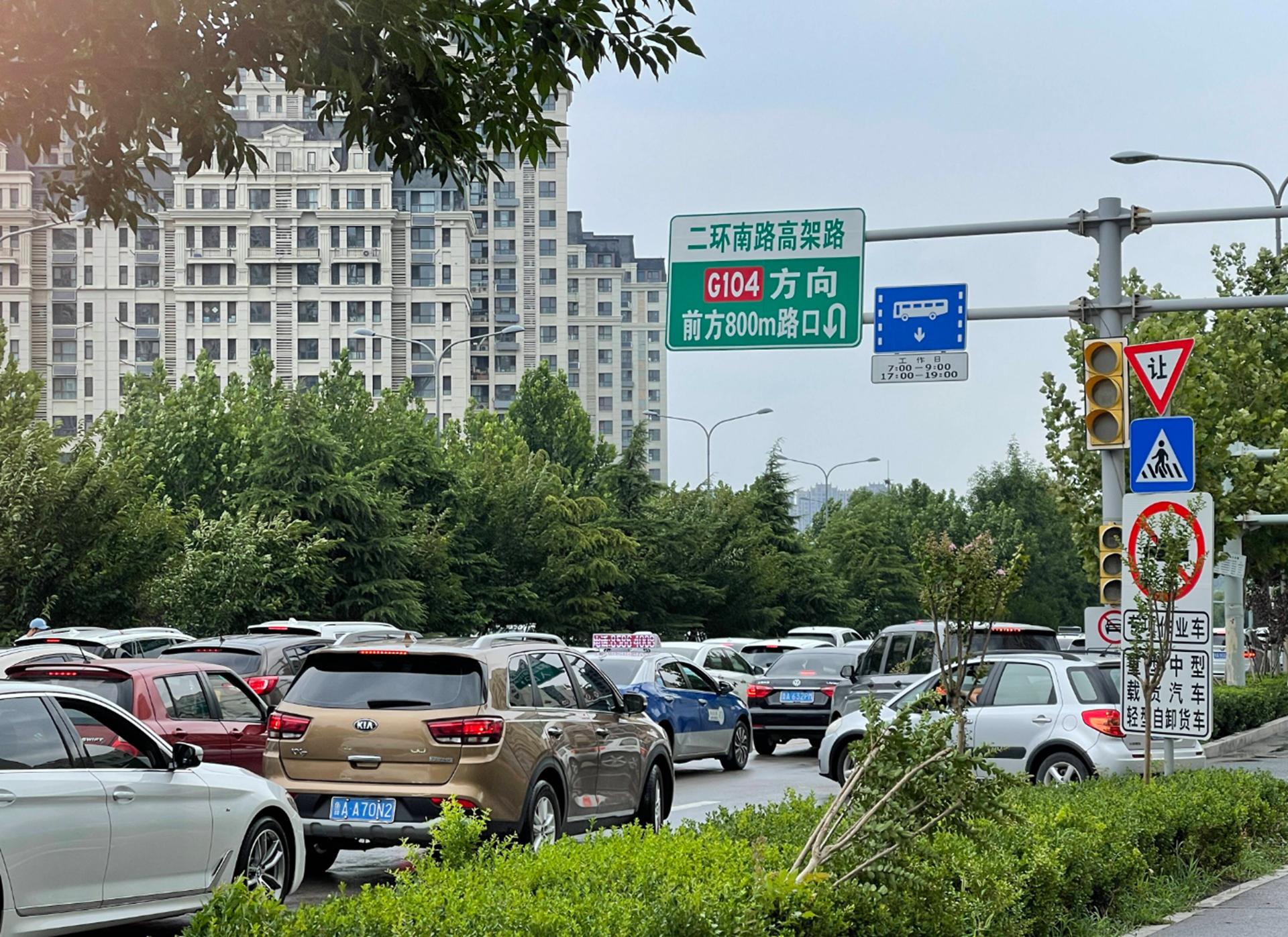 男子花1.8万租*博兰**基尼，五一带女友出门玩被堵高速，后悔不已