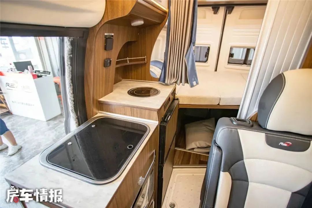 newdaily底盘b型房车,奔驰无中门豪华b型房车底盘