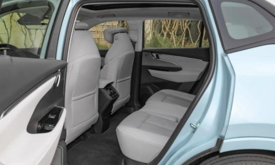 别克E5的起售价20.89万，卷死同行，30寸6k屏，车内看电视美滋滋