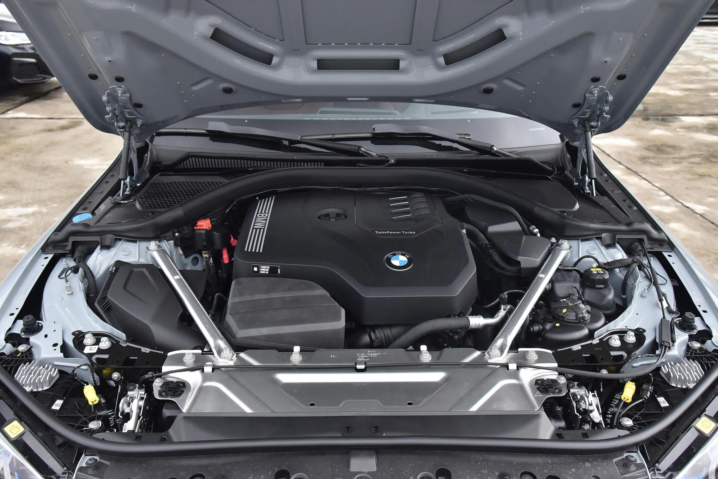 蔚来et5和宝马三系哪个驾驶质感好,蔚来et5对比宝马五系