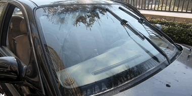 雨刷咯噔咯噔响刮不到位,雨刷往回刮不干净怎么解决