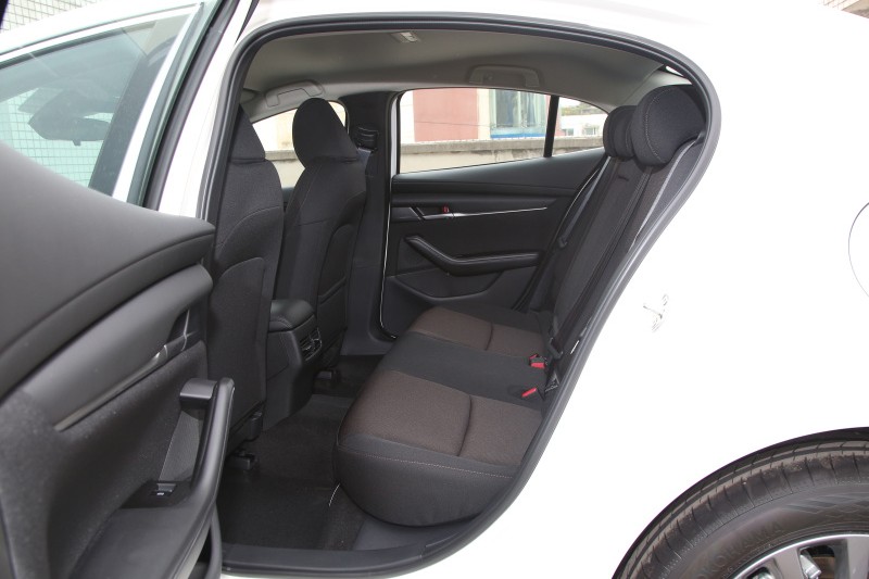 马自达3昂克赛拉两款9.99万对比,新款马自达3昂克赛拉2.0最低配