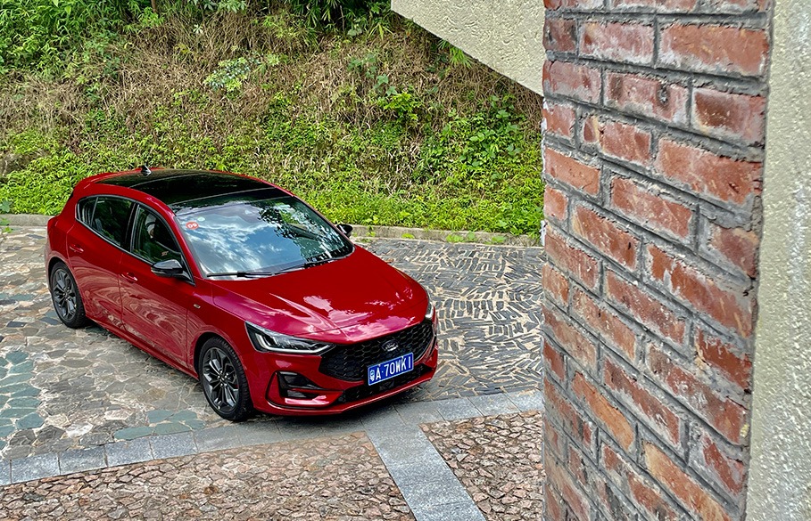 福克斯2017款1.5tctcc白黑限量版,运动轿跑长安