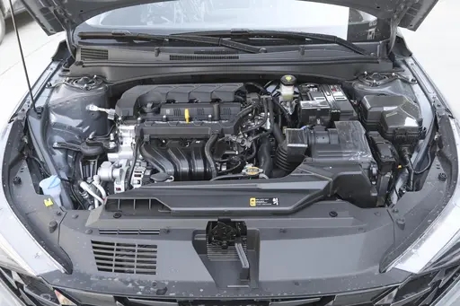 现代终究还是稳不住！一口气降价2.3万，油耗5.3L，带你看伊兰特