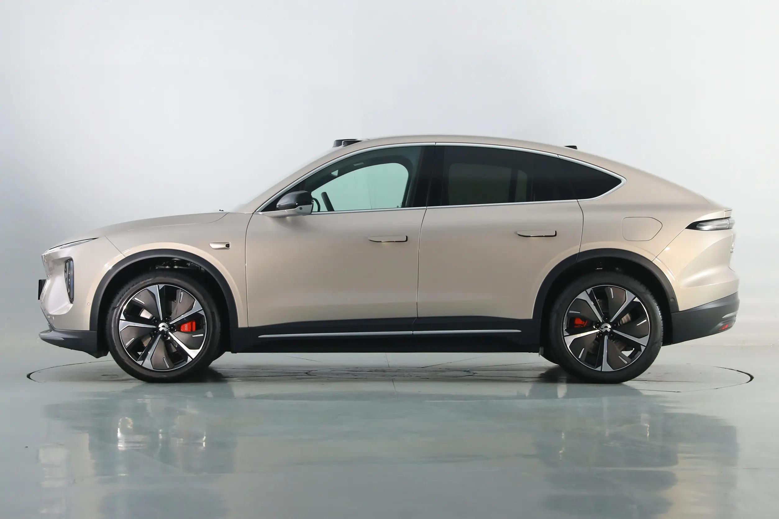 实拍蔚来EC6，涂装金色，中型SUV，配电动四驱，490马力