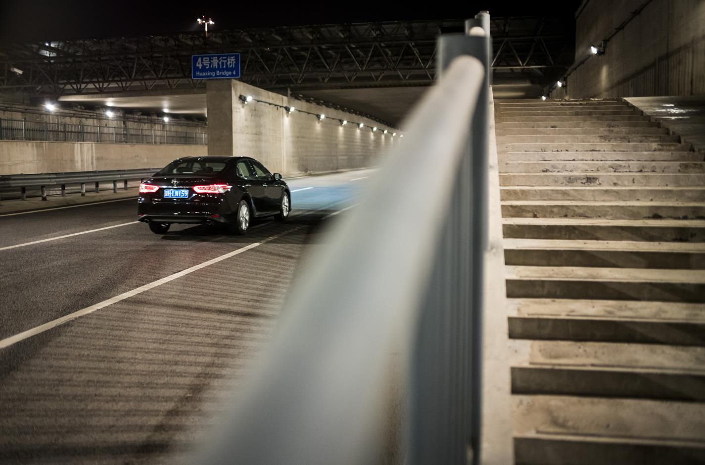 沉浸式体验2024款凯美瑞2.0豪华版,凯美瑞历经八代成就冠军典范