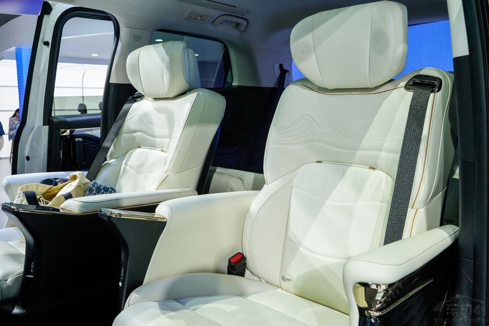 比亚迪腾势d9和传祺e9哪个好,传祺e9max对比腾势d9四驱尊荣