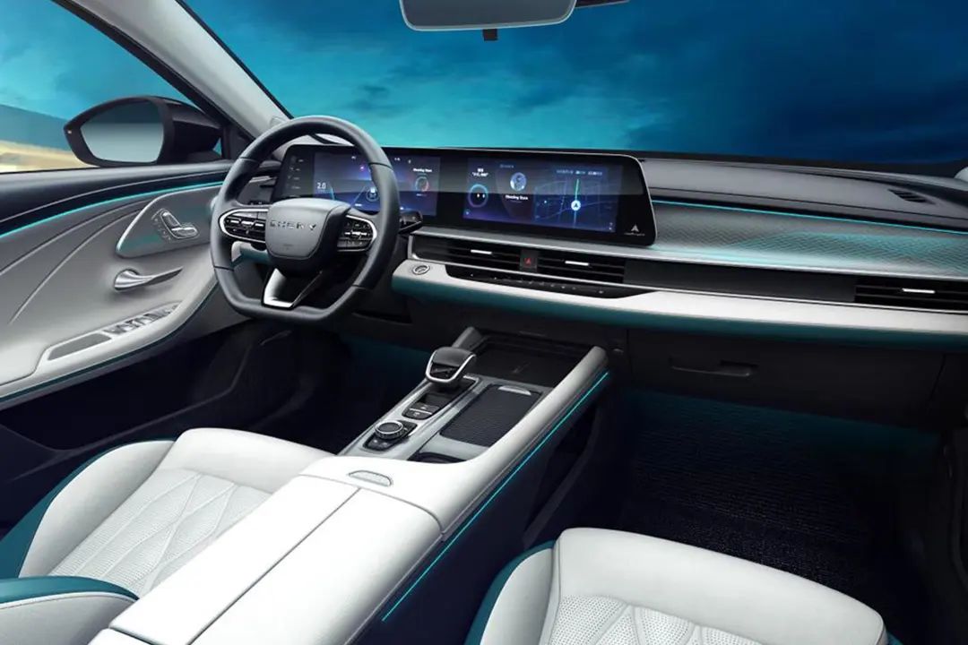 奇瑞艾瑞泽8和长安锐程cc,38号车评中心奇瑞艾瑞泽8