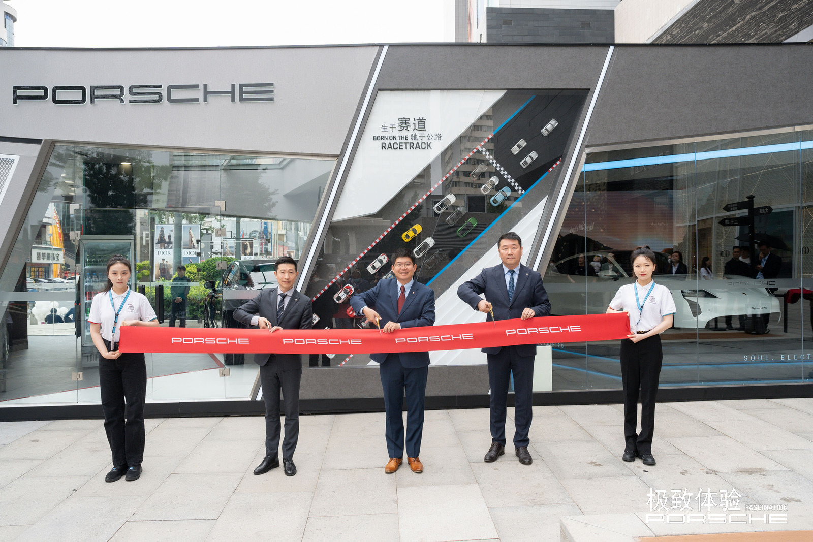 6月2日-11日保时捷极致体验郑州站，来和你的梦想跑车相遇吧