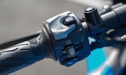 外媒路试评测2024铃木GSX-8R-一款不可多得的中量级钢炮