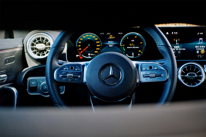 《豪华180》评测奔驰CLA猎跑车40万的小众车如何诠释豪华？