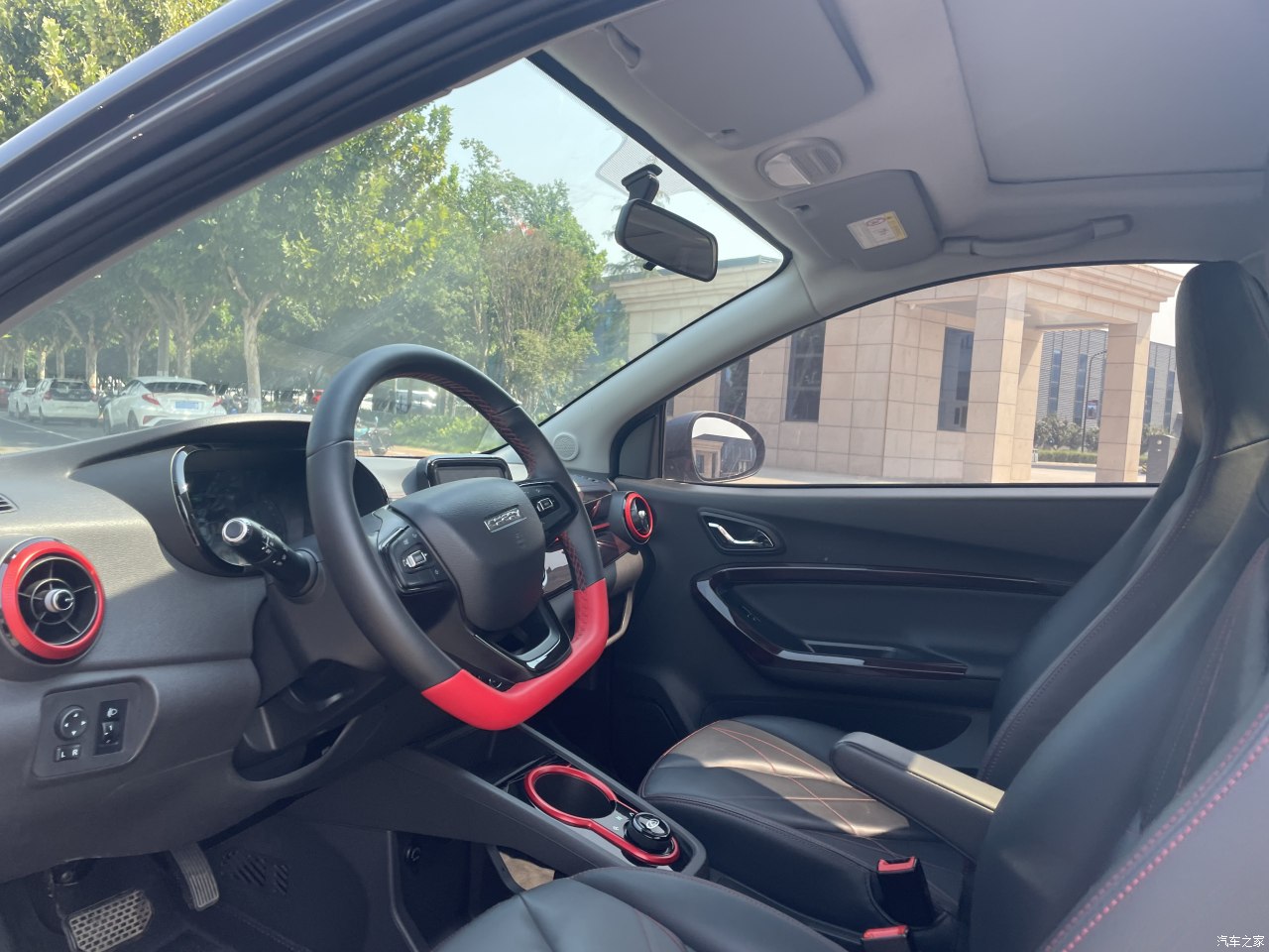 奇瑞小蚂蚁下雨天接孩子代步,奇瑞小蚂蚁是低速代步车吗