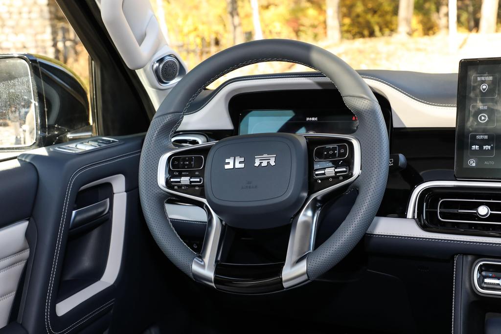 硬派和家用能兼顾吗？全面解读北京BJ60，这车能火起来吗？