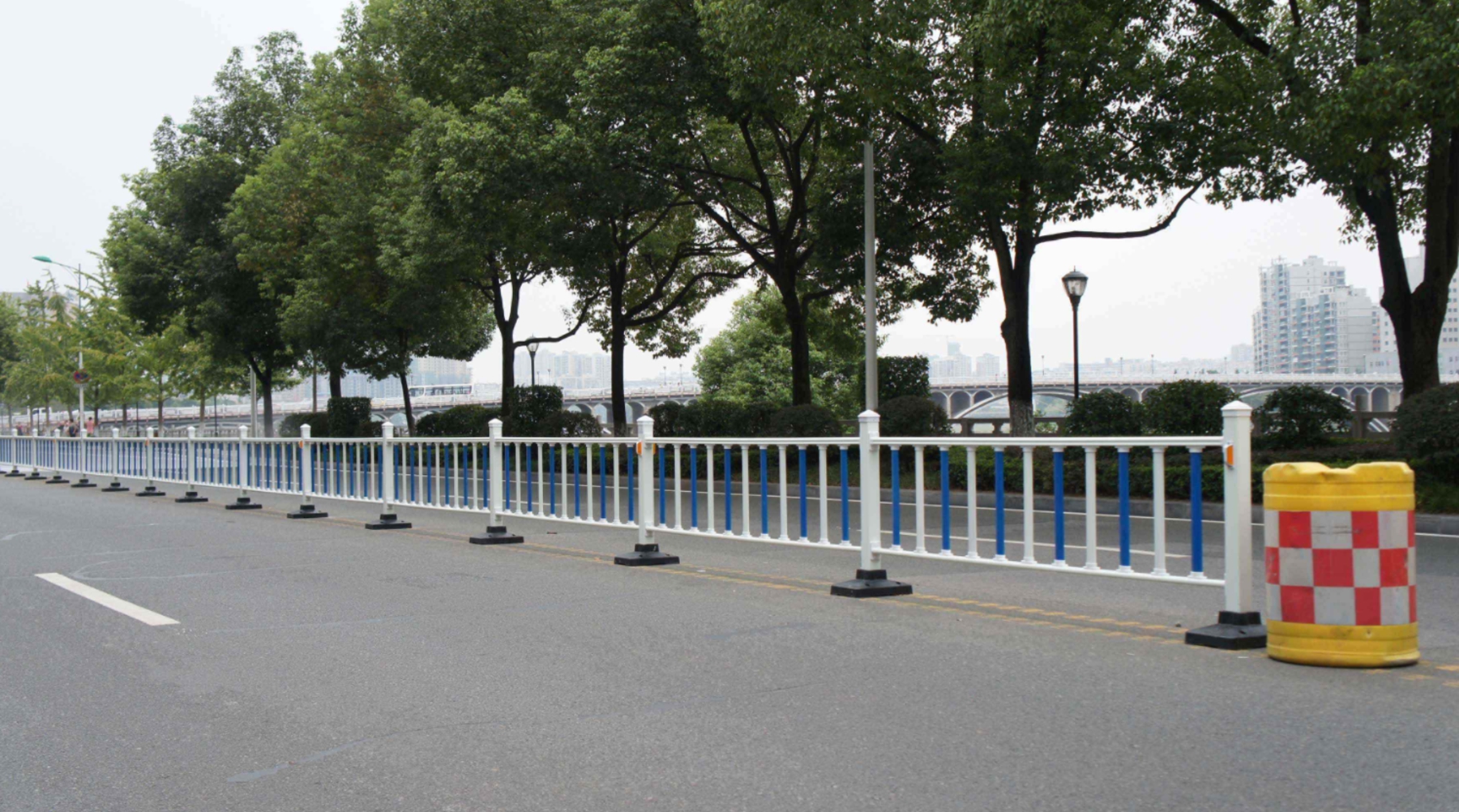 驾车撞到路边护栏属于什么事故,宁愿撞车也不要撞护栏新闻