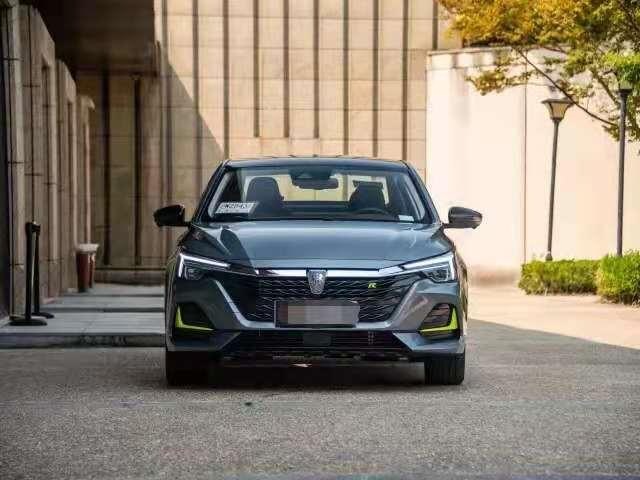 天幕+大空间+14.3英寸屏，荣威i6MAX称得上A+级轿车杠把子