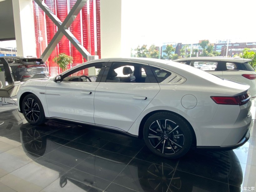 比亚迪汉白是珍珠白,比亚迪汉冰川蓝和白色