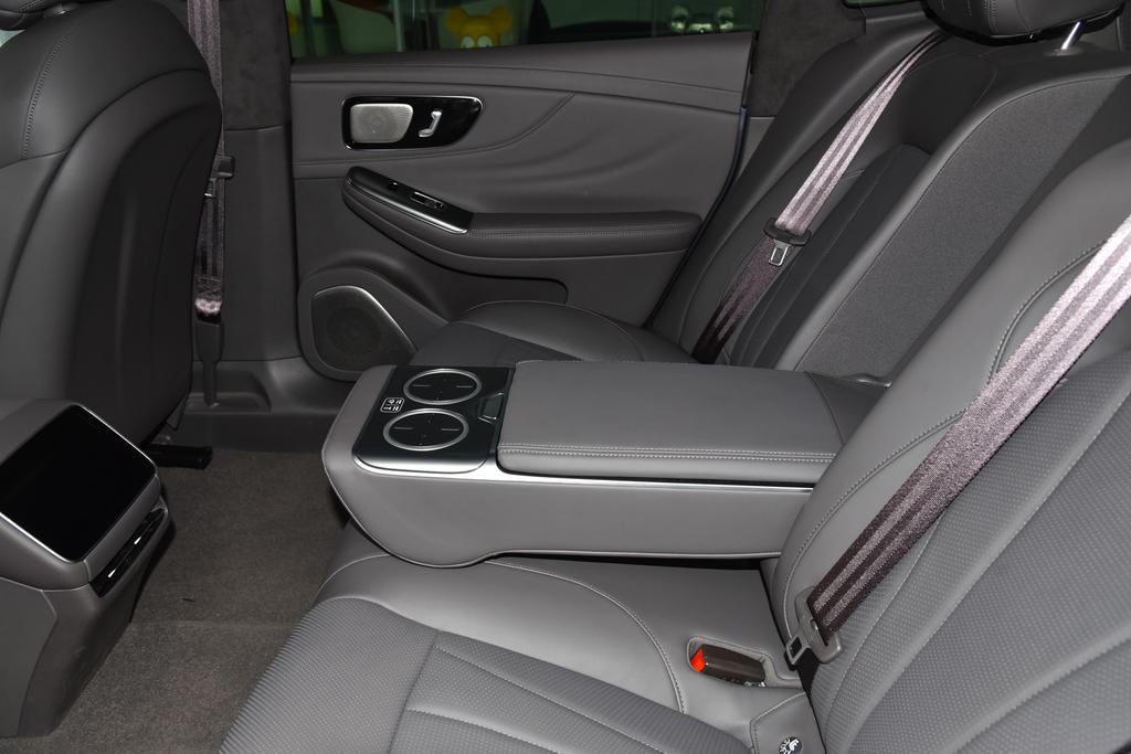 飞凡f7是电动车还是燃油车,飞凡F7上牌