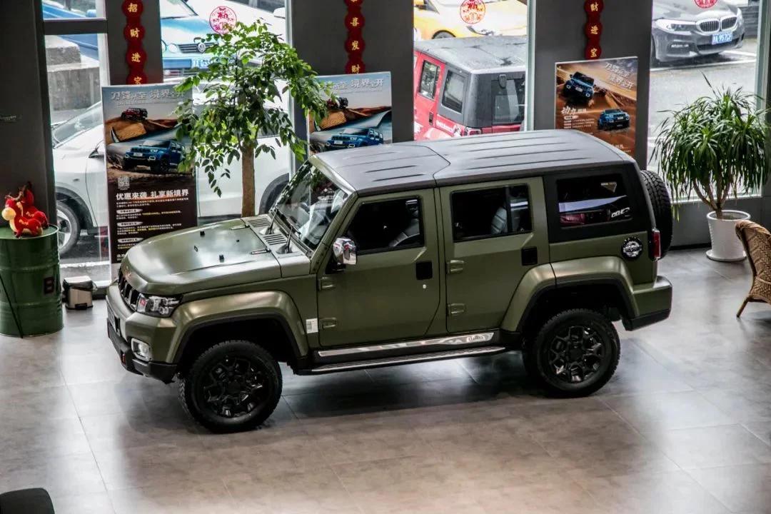 国产硬派越野bj40英雄版上市了,刀锋柴油版bj40最帅姿态