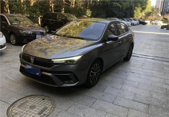 荣威i5给您舒适体验停车无压力,荣威i5大空间动力足跑着绝对有劲