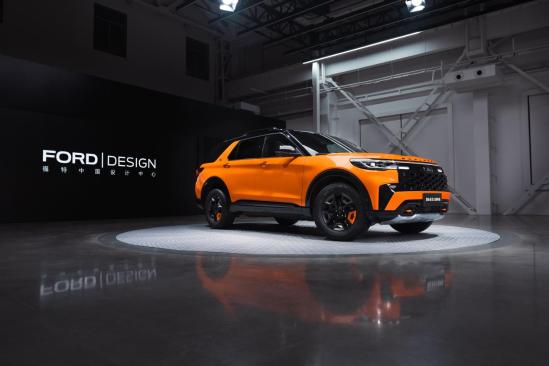 福特探险者昆仑巅峰版银色越野,福特探险者昆仑版2024款落地价