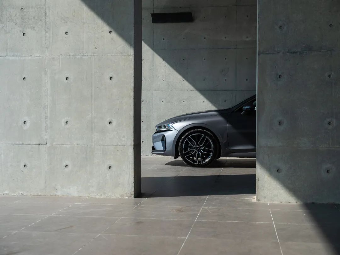 车子被太阳暴晒应该怎么办,汽车在太阳下暴晒怎么保护车漆