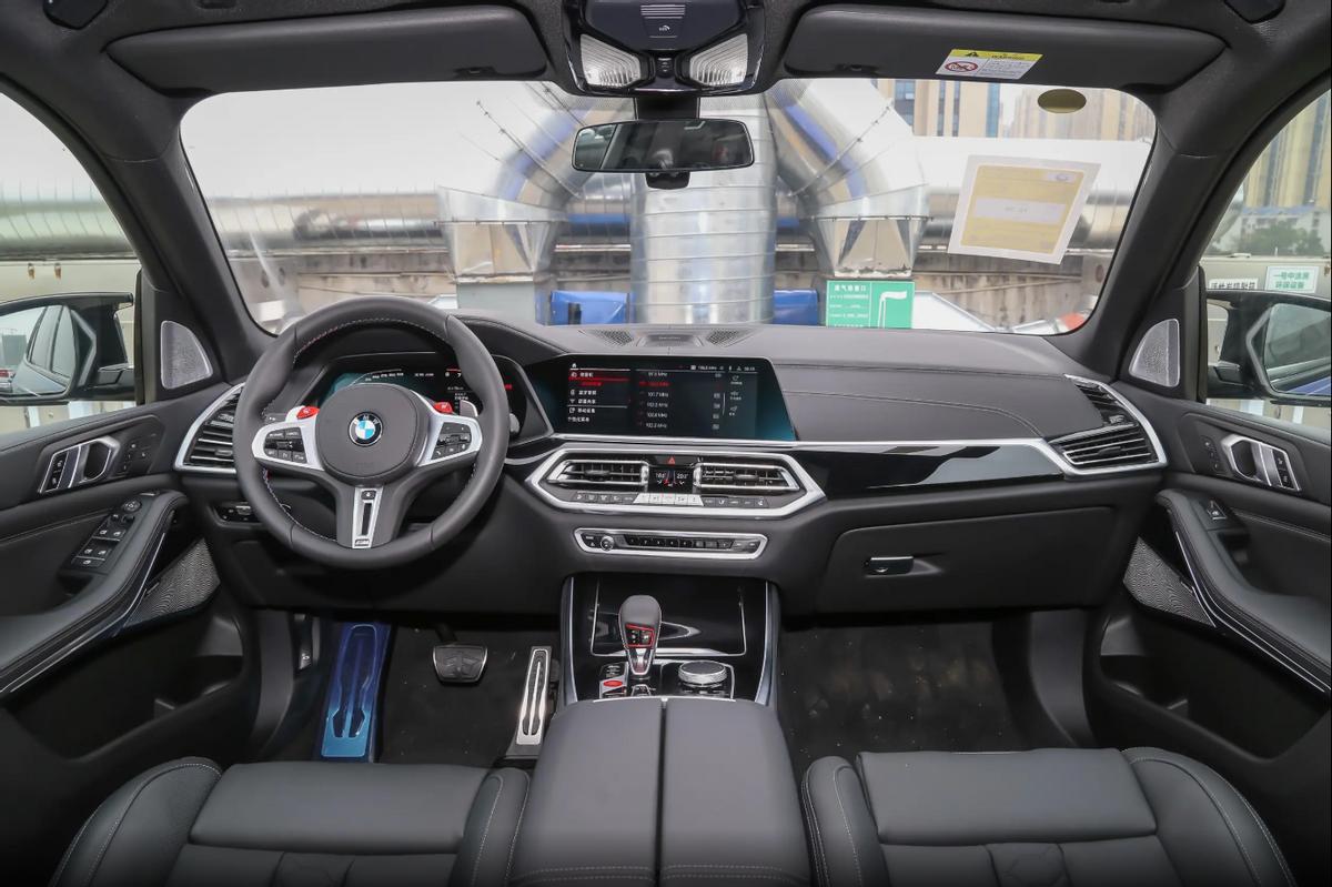 解析宝马X5M，售价143.89万，配4.4T+8AT动力，有哪些优缺点？