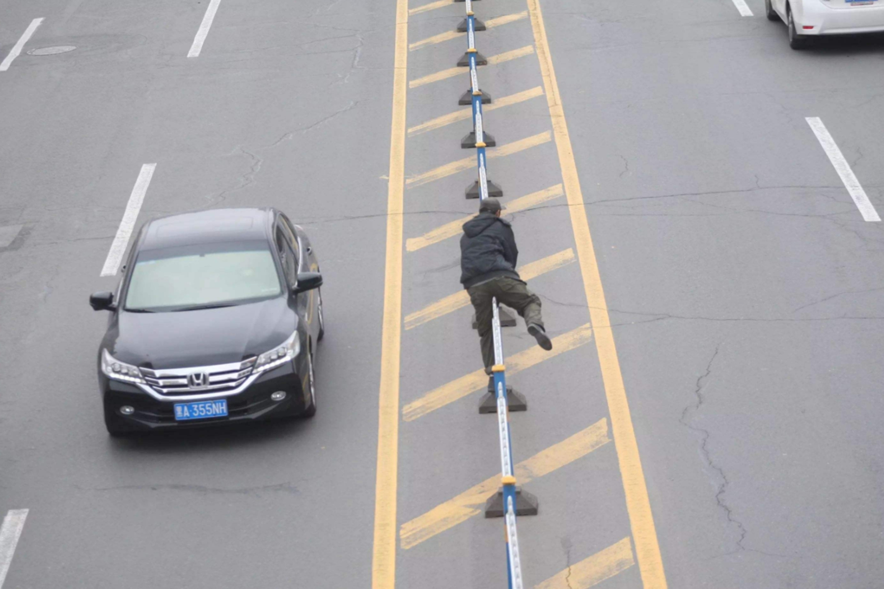 驾车撞到路边护栏属于什么事故,宁愿撞车也不要撞护栏新闻