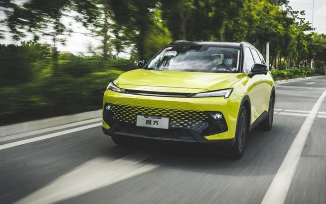 北汽魔方1.5t星耀版,北汽鸿蒙燃油车