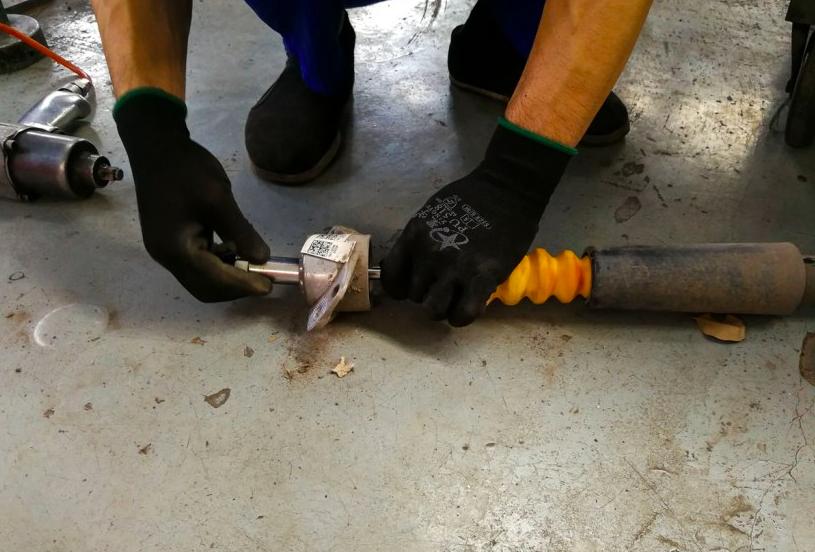 汽车避震器弹簧变形了正常吗,避震器阻尼正常但还是有异响