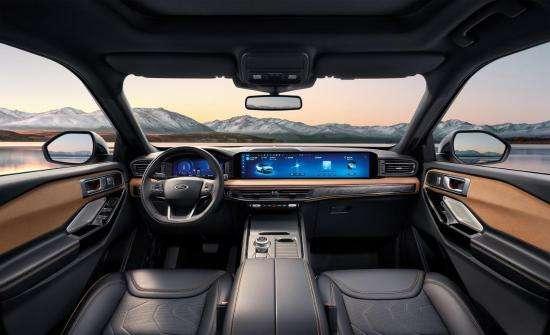 福特探险者昆仑巅峰版vs路虎卫士,福特探险者昆仑版2024款落地价