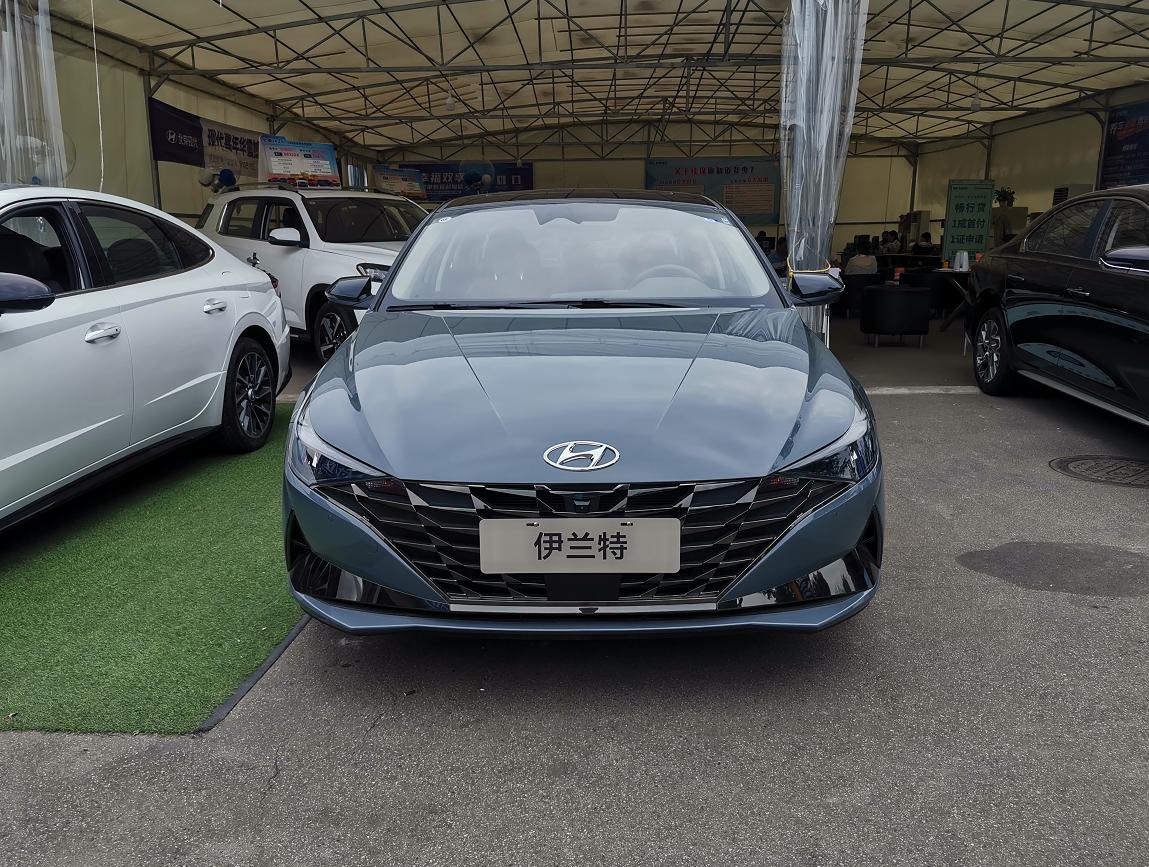 怪不得销量这么好!实用耐看还省油,油耗5.2L,带你看现代伊兰特